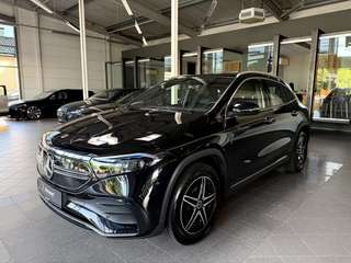 Schräge Frontansicht auf einen Mercedes-Benz EQA , freigestellt