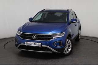 Schräge Frontansicht auf einen Volkswagen T-Roc , freigestellt