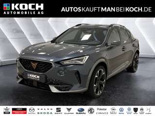 Schräge Frontansicht auf einen CUPRA Formentor , freigestellt