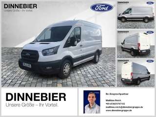 Schräge Frontansicht auf einen Ford Transit , freigestellt