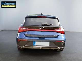 Schräge Frontansicht auf einen Hyundai i20 , freigestellt