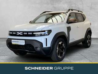 Schräge Frontansicht auf einen Dacia Duster , freigestellt