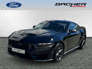 Schräge Frontansicht auf einen Ford Mustang , freigestellt