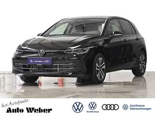 Schräge Frontansicht auf einen Volkswagen Golf , freigestellt