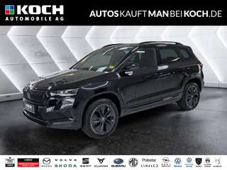 Schräge Frontansicht auf einen Skoda Karoq , freigestellt