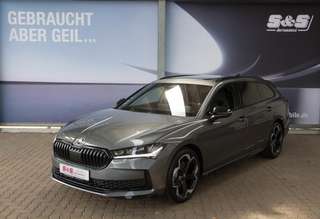 Schräge Frontansicht auf einen Skoda Superb , freigestellt