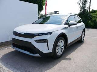 Schräge Frontansicht auf einen Skoda ELROQ , freigestellt