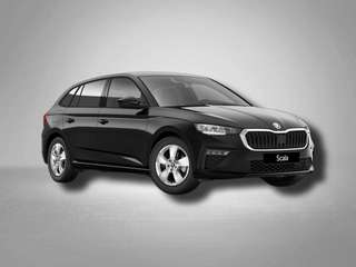 Schräge Frontansicht auf einen Skoda Scala , freigestellt