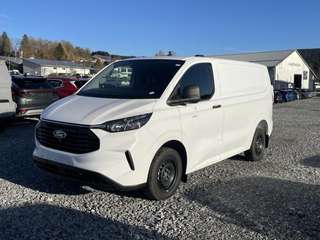 Schräge Frontansicht auf einen Ford Transit Custom , freigestellt