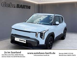 Schräge Frontansicht auf einen Kia EV2 , freigestellt