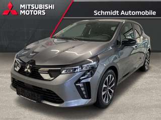 Schräge Frontansicht auf einen Mitsubishi Colt , freigestellt