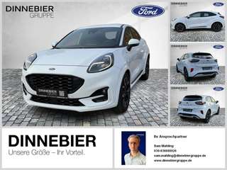 Schräge Frontansicht auf einen Ford Puma , freigestellt