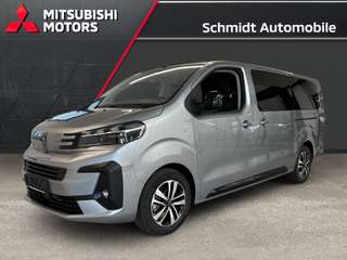 Schräge Frontansicht auf einen Peugeot Traveller , freigestellt
