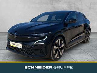Schräge Frontansicht auf einen Renault Megane E-TECH , freigestellt