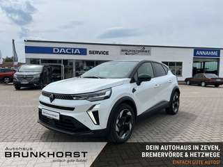 Schräge Frontansicht auf einen Renault Captur , freigestellt