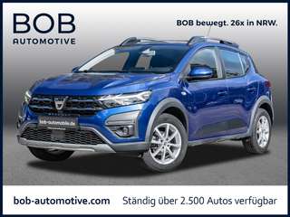 Schräge Frontansicht auf einen Dacia Sandero , freigestellt