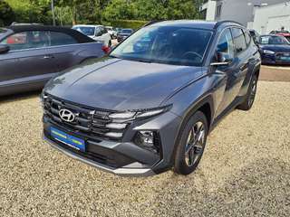 Schräge Frontansicht auf einen Hyundai Tucson , freigestellt