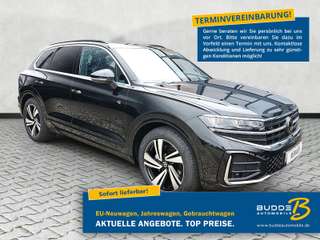 Schräge Frontansicht auf einen Volkswagen Touareg , freigestellt