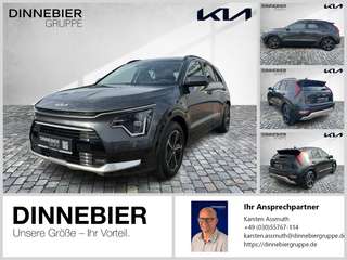 Schräge Frontansicht auf einen Kia Niro , freigestellt