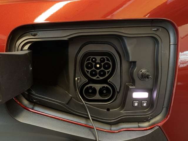 Fahrzeugbild eines Renault 4 E-TECH