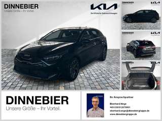 Schräge Frontansicht auf einen Kia cee'd , freigestellt
