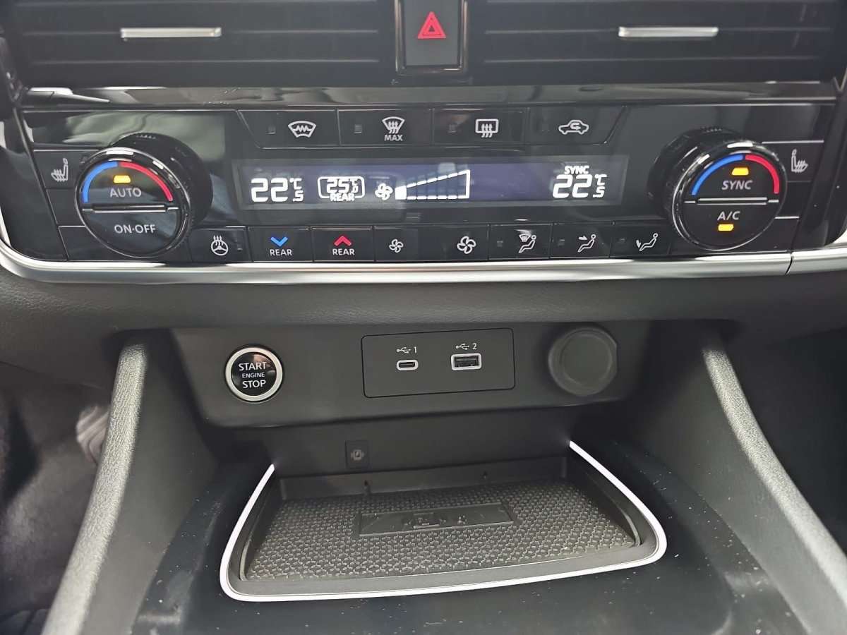 Fahrzeugbild eines Nissan X-TRAIL