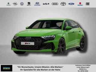 Schräge Frontansicht auf einen Audi RS3 , freigestellt