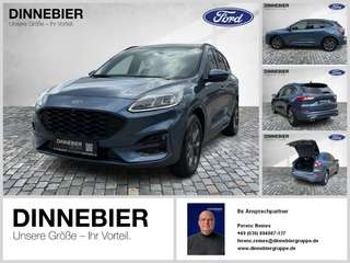 Schräge Frontansicht auf einen Ford Kuga , freigestellt