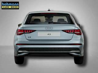 Schräge Frontansicht auf einen Audi A3 , freigestellt