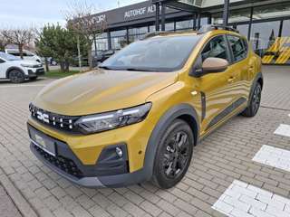 Schräge Frontansicht auf einen Dacia Sandero , freigestellt