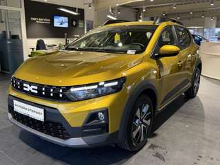 Schräge Frontansicht auf einen Dacia Sandero , freigestellt