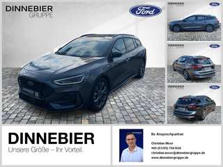 Schräge Frontansicht auf einen Ford Focus , freigestellt