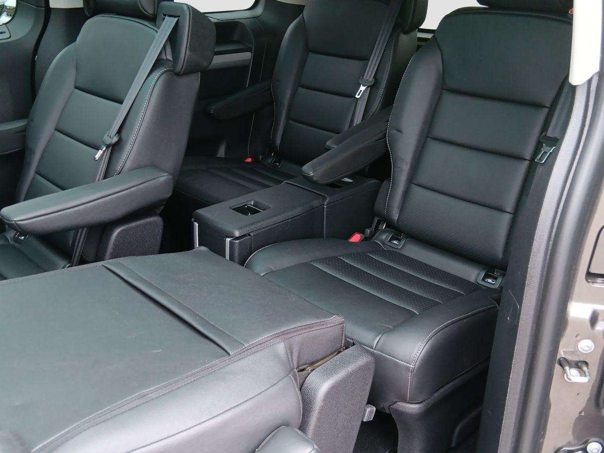 Fahrzeugbild eines Peugeot Traveller