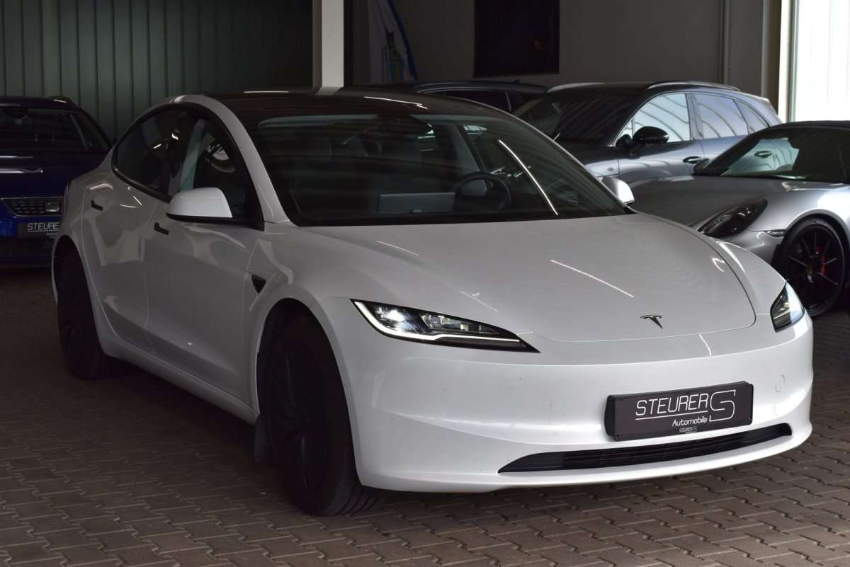 Fahrzeugbild eines TESLA Model 3