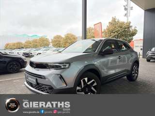 Schräge Frontansicht auf einen Opel Mokka , freigestellt