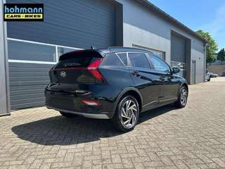 Schräge Frontansicht auf einen Hyundai Bayon , freigestellt