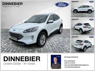 Schräge Frontansicht auf einen Ford Kuga , freigestellt