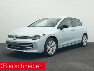 Schräge Frontansicht auf einen Volkswagen Golf , freigestellt