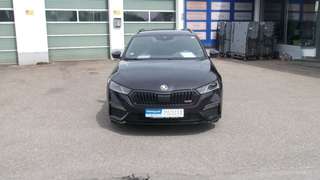 Schräge Frontansicht auf einen Skoda Octavia , freigestellt