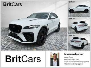 Schräge Frontansicht auf einen Jaguar F-PACE , freigestellt