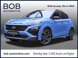 Schräge Frontansicht auf einen Hyundai Kona , freigestellt