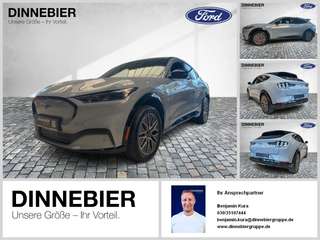 Schräge Frontansicht auf einen Ford Mustang Mach-E , freigestellt