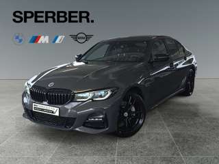 Schräge Frontansicht auf einen BMW 3er-Reihe , freigestellt