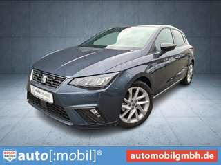 Schräge Frontansicht auf einen SEAT Ibiza , freigestellt