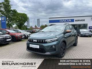 Schräge Frontansicht auf einen Dacia Sandero , freigestellt