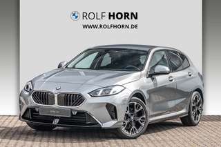 Schräge Frontansicht auf einen BMW 1er-Reihe , freigestellt
