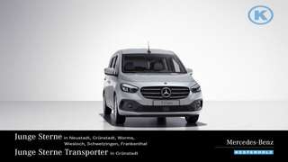 Schräge Frontansicht auf einen Mercedes-Benz T-Klasse , freigestellt