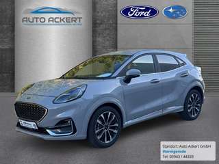 Schräge Frontansicht auf einen Ford Puma , freigestellt