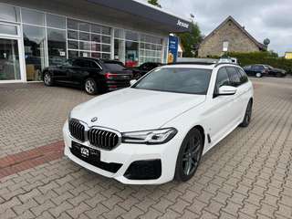 Schräge Frontansicht auf einen BMW 5er-Reihe , freigestellt