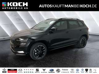 Schräge Frontansicht auf einen Skoda Karoq , freigestellt